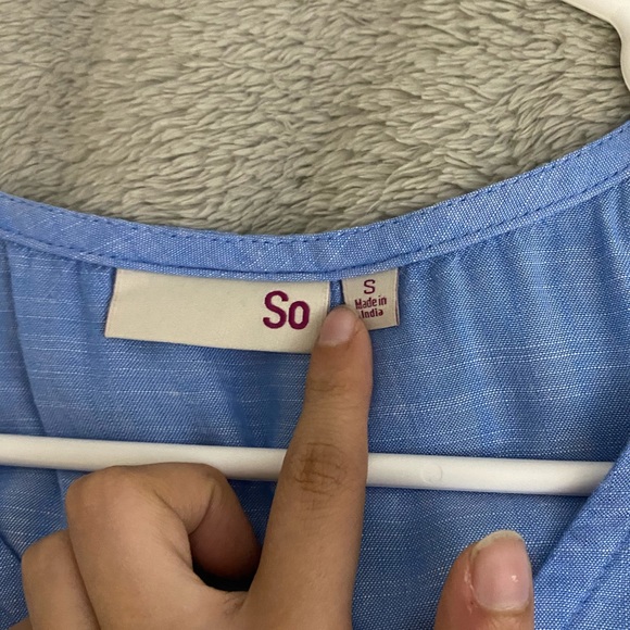 a blue t-shirt with buttons - Picture 2 of 4